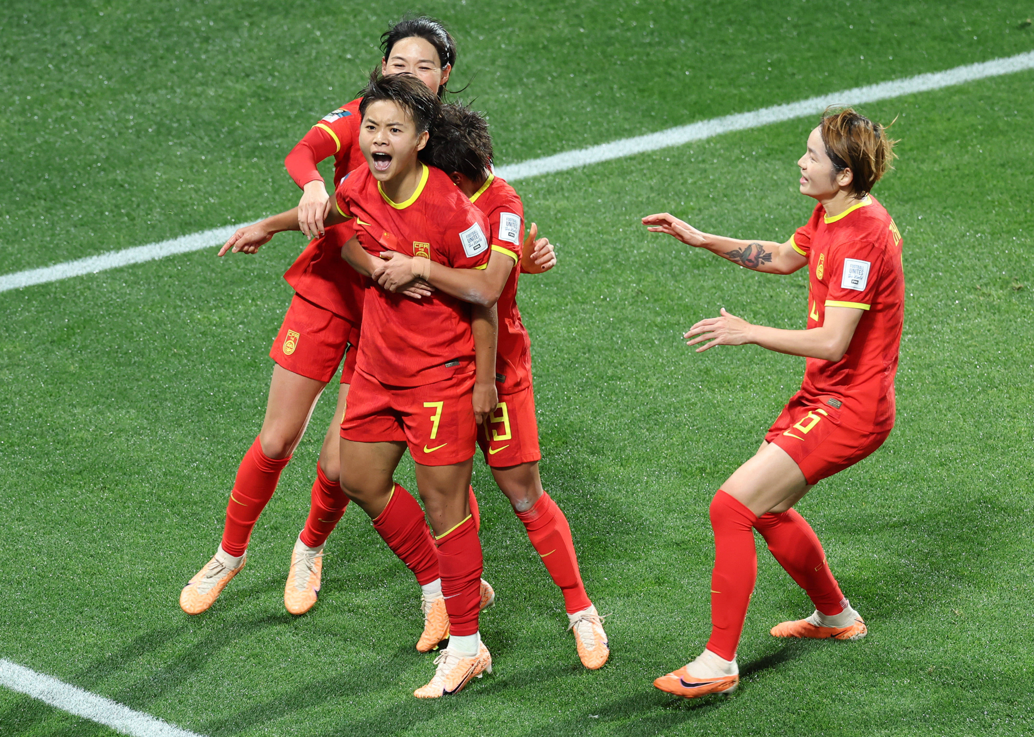 国际足球盛宴：中国女足表现不俗摘得国际女足赛冠军